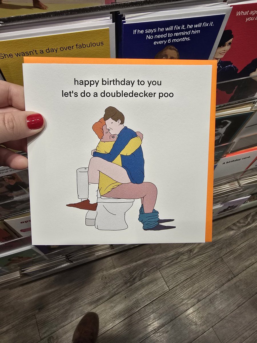 CelesteBernart's tweet image. Le tenía que comprar tarjeta de cumpleaños a mi novio y me encontré con esta maravilla 😂
Un poco mucho no?
#humoringles