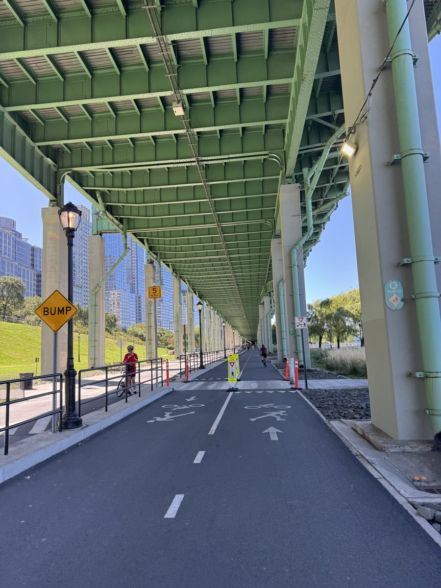 Nothing better than a bike highway. Zoom zoom 🚴🏽‍♂️