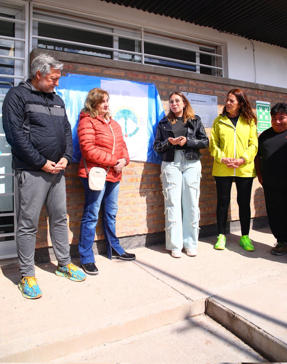 Vivimos el MiniDeporte en el Saf de Parque Industrial, y junto a <a href="/GiovanettL/">Luciana De Giovanett</a> dimos en una emotiva ceremonia el nombre de Jorge Rey a la Sala de Actividades Físicas según ordenanza 14813.
Gracias a la familias, amigos y concejales por acompañar el momento.