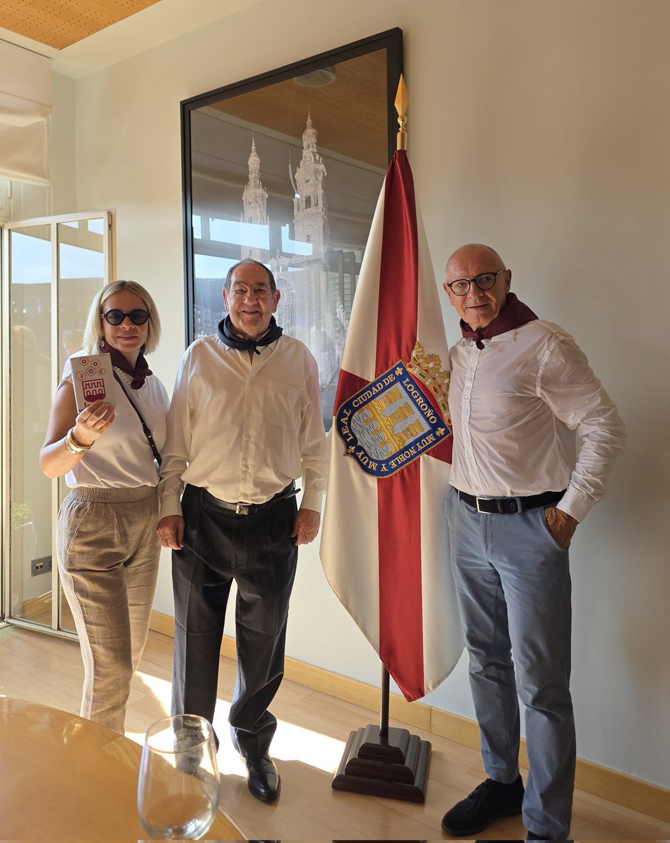 LiborSecka's tweet image. The #wine is not only a drink. It&apos;s a culture and lifestyle. It&apos;s a tradition and a bridge between the people and nations.
Complete understanding on this with the mayor of @AytoLogrono @conrado_escobar.
Fiestas #SanMateo
#LaRioja