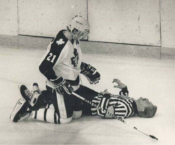 HarryHaris48861's tweet image. Borje Salming of the Toronto Maple Leafs looks over a motionless Terry Gregson after a mid ice collision left the referee with a concussion. #BorjeSalming #TorontoMapleLeafs #Toronto #MapleLeafs #TerryGregson #hockey 🥅 🏒