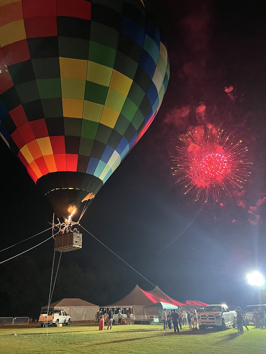 rohrballoons's tweet photo. HEB | Central Market Plano Balloon Festival 2025 Friday night #balloonglow and #fireworks
#planoballoonfestival #rohrballoons #hotairballoonrides #balloontethers #givesyouwings https://t.co/ayx1PrVkhG