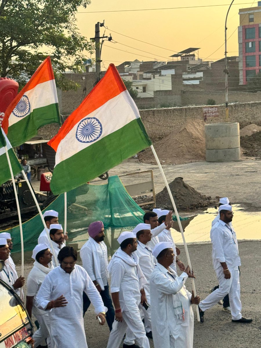 वोट चोर, गद्दी छोड़!

विपक्ष के नेता श्री राहुल गांधी जी के नेतृत्व में वोट चोरी के खिलाफ चलाए जा रहे अभियान के तहत जिला कांग्रेस सेवा दल, श्रीगंगानगर की  लोकतन्त्र बचाओ तिरंगा पदयात्रा में शामिल होकर जनता की आवाज को बुलंद किया।

📍 श्रीगंगानगर

#TirangaPadyatra