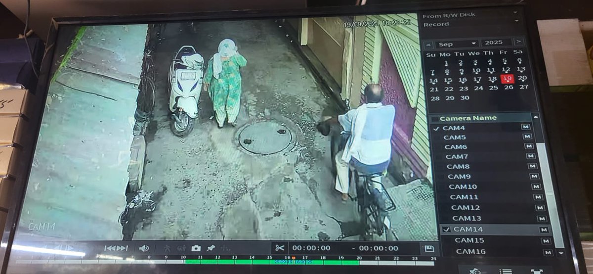 News_22India's tweet image. श्रीमान @bulandshahrpol महोदय #अनूपशहर के मोहल्ला बावड़ी में ट्यूशन पड़ने गई #LDAV की #छात्रा की #साइकिल हुई #चोरी साइकिल चोरी करते हुए व्यक्ती का #CCTV कैमरे तस्वीर हुई केद #वीडियो #सोशल_मीडिया पर #वायरल 
छात्रा के पिता #Rashi_chaudhary मोबाइल नंबर 9012864340
@Uppolice