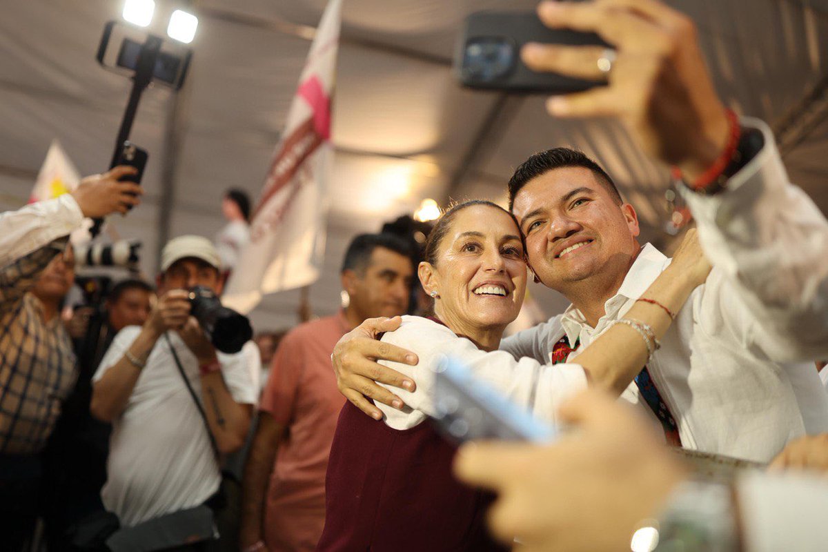 OvidioPeraltaS's tweet photo. ¡Bienvenida a Tabasco, Presidenta @Claudiashein! El pueblo tabasqueño la recibe con los abrazos abiertos en nuestra tierra, nuestra agua.

#LaTransformaciónAvanza https://t.co/z2KlVMTHb9