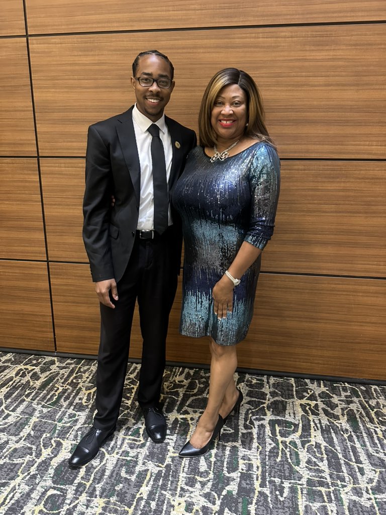 TiffHolmesWhite's tweet photo. About last night…AMAZING evening of celebration as we honored the achievements, scholarship and life of INCREDIBLE Baylor Alumni! My green and gold heart is full! #BBAA #SicEm🐻💚💛💫📚 https://t.co/y0sY6aTBay