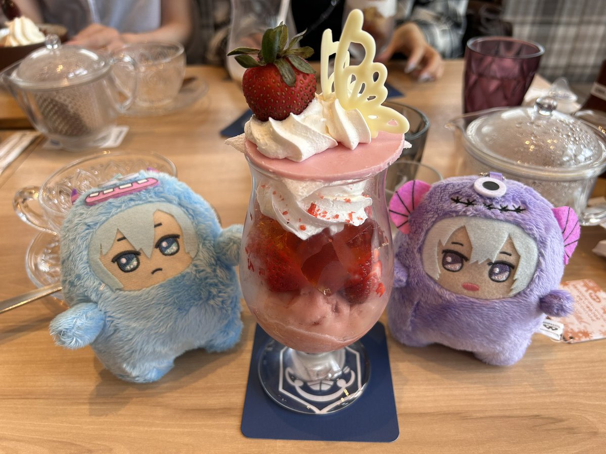 山田会(滋賀アイナナ友の会)に行ってきました、習い事とかでは滋賀に行ってはいたんだけど、骨折して退院してからお友達と遊ぶのは初めてでちょっとドキドキしながら行ってきました、めーっちゃ楽しかった！
今日来れなかった皆さんともまたお話ししたいから次の会も楽しみです。
パフェ美味しかった✨