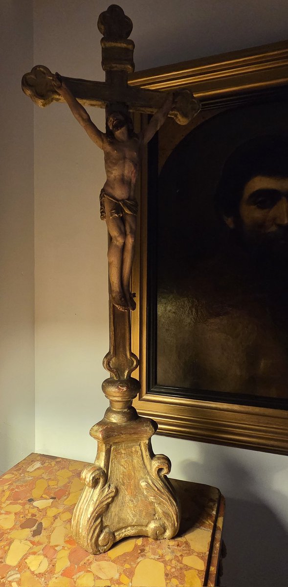 GeniuGherardi's tweet photo. [Pour la petite histoire]
Sur la plaque commémorative apposée le 17 août dernier à San Gavinu di a Parata d’#Orezza, est gravée une croix tréflée, discrète, mais pleine de sens. Elle fait écho à un crucifix d’autel en bois doré, d’une sobre beauté, devant lequel Don Lorenzo Gherardi célébra jadis tant de messes. Ce crucifix, il l’avait rapporté de Naples en 1763, au terme d’un ultime voyage qui ramenait vers la #Corse natale non seulement un homme de foi, un fidèle compagnon des Paoli, mais aussi un témoin du siècle des Lumières.
Cette croix tréflée devient ainsi un signe : celui d’une mémoire qui ne s’éteint pas, d’un fil reliant la basilique Santa Maria degli Angeli, l'église des Corses de Naples, à une toute petite église d'un tout petit village des montagnes d'Orezza.
 Et dans la crypte de cet édifice San Gavinu où il reçut les eaux du baptême, Don Lorenzo Gherardi repose. Son souvenir scelle à jamais dans le marbre, le lien sacré entre sa vie, sa foi et cette terre de #Castagniccia qui vit naître tant de combattants de la liberté.
#Corsica #tricentenariu #Paoli2025