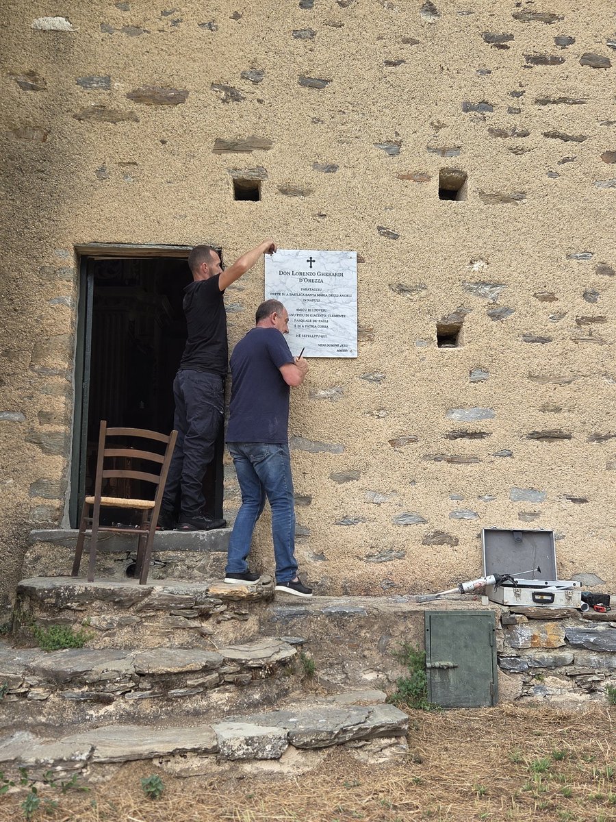 GeniuGherardi's tweet photo. [Pour la petite histoire]
Sur la plaque commémorative apposée le 17 août dernier à San Gavinu di a Parata d’#Orezza, est gravée une croix tréflée, discrète, mais pleine de sens. Elle fait écho à un crucifix d’autel en bois doré, d’une sobre beauté, devant lequel Don Lorenzo Gherardi célébra jadis tant de messes. Ce crucifix, il l’avait rapporté de Naples en 1763, au terme d’un ultime voyage qui ramenait vers la #Corse natale non seulement un homme de foi, un fidèle compagnon des Paoli, mais aussi un témoin du siècle des Lumières.
Cette croix tréflée devient ainsi un signe : celui d’une mémoire qui ne s’éteint pas, d’un fil reliant la basilique Santa Maria degli Angeli, l'église des Corses de Naples, à une toute petite église d'un tout petit village des montagnes d'Orezza.
 Et dans la crypte de cet édifice San Gavinu où il reçut les eaux du baptême, Don Lorenzo Gherardi repose. Son souvenir scelle à jamais dans le marbre, le lien sacré entre sa vie, sa foi et cette terre de #Castagniccia qui vit naître tant de combattants de la liberté.
#Corsica #tricentenariu #Paoli2025