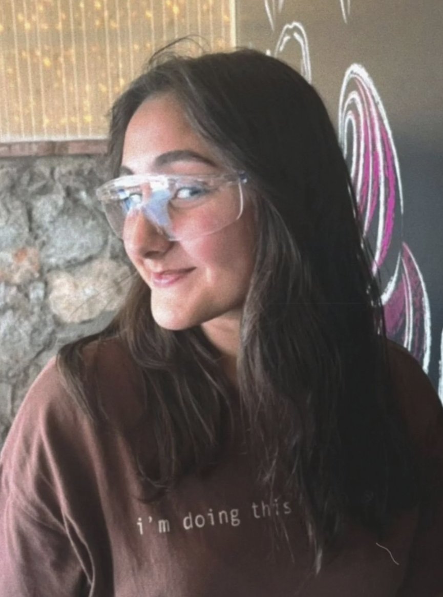 Aydın'da KYK yurdunda yaşanan asansör kazasında hayatını kaybeden Zeren Ertaş'ın davasına sanıklardan hiçbiri katılmadı.

Zeren'in annesi: "Hayatım yokmuş gibi hissediyorum. Kendimi kaybetmiş, cansız yaşıyormuşum gibi.

Her gün tükeniyorum. Çocuğumu okula gönderdim, 20 gün sonra