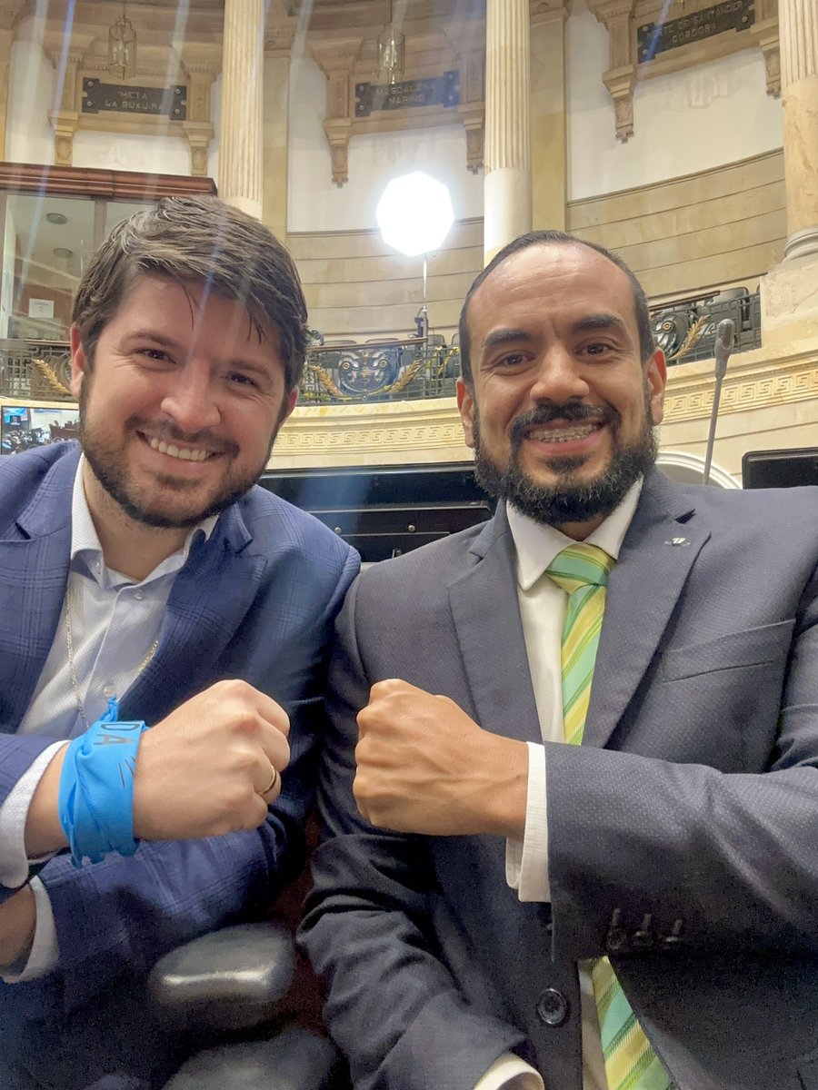 Firmes y unidos por la #DignidadHumana, la #Familia y la #LibertadParaEducar 

24 horas muy enriquecedoras y productivas en Bogotá en compañía de grandes líderes y amigos. 

¡La Familia es semillero de Esperanza para Colombia!

#NewReel  instagram.com/reel/DO1K3q1gA…