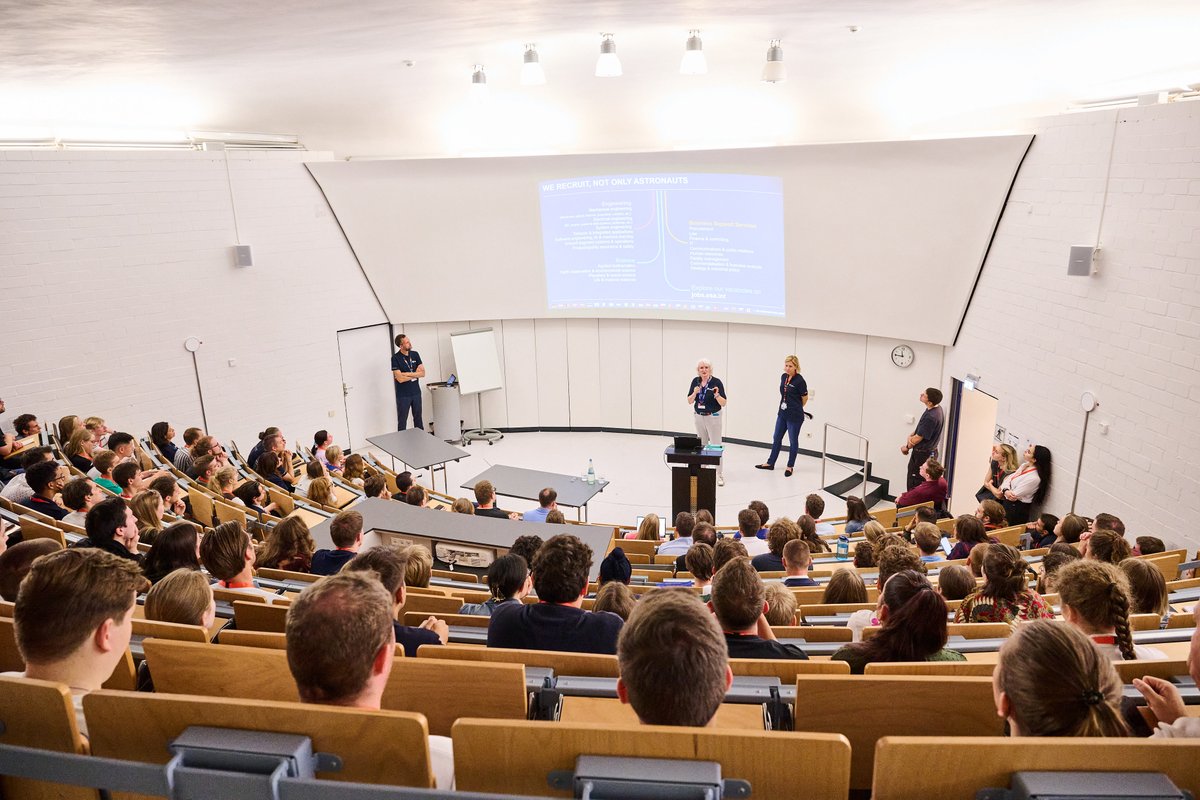 DLR_SpaceAgency's tweet image. 🚀♥️Es war uns eine große Freude, beim Space Talent Day in Köln die nächste Generation von Raumfahrt-Talenten kennenzulernen. Ein riesiges Dankeschön an alle, die gekommen sind und auch an die, die die das Event mitorganisiert haben. Bis zum nächsten Mal! 👋
📸: Credit