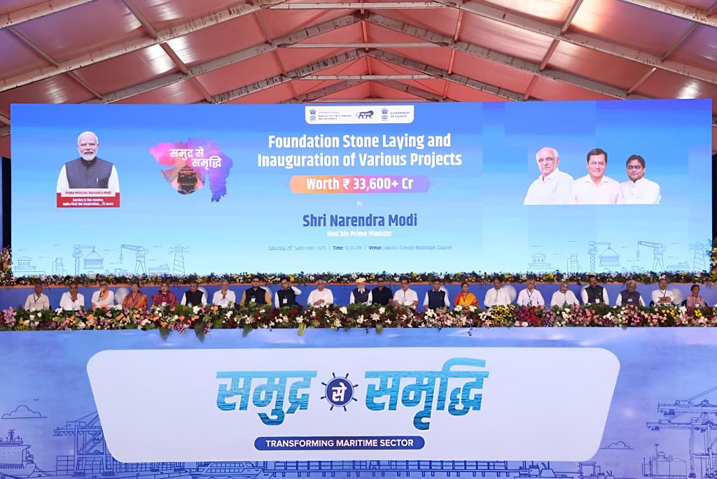 Ports_GMB's tweet photo. Under the leadership of Hon’ble Prime Minister Shri Narendra Modi, the ‘Samudra Se Samriddhi’ program was held in Bhavnagar. In the presence of Chief Minister Shri Bhupendra Patel, Union and State Ministers, and other dignitaries, projects worth over ₹33,000 crore were inaugurated and launched.

These projects will boost the maritime sector through port infrastructure and port-led development, while also improving citizens’ Ease of Living.

#SamudraSeSamriddhi
