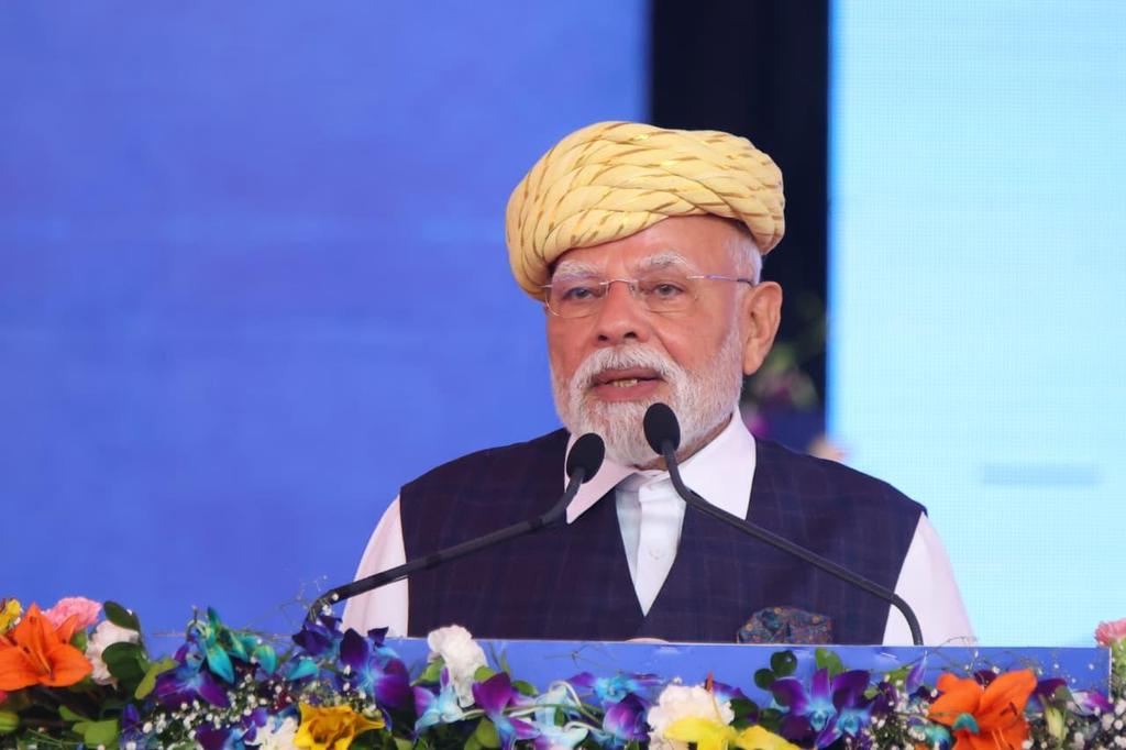 Ports_GMB's tweet photo. Under the leadership of Hon’ble Prime Minister Shri Narendra Modi, the ‘Samudra Se Samriddhi’ program was held in Bhavnagar. In the presence of Chief Minister Shri Bhupendra Patel, Union and State Ministers, and other dignitaries, projects worth over ₹33,000 crore were inaugurated and launched.

These projects will boost the maritime sector through port infrastructure and port-led development, while also improving citizens’ Ease of Living.

#SamudraSeSamriddhi