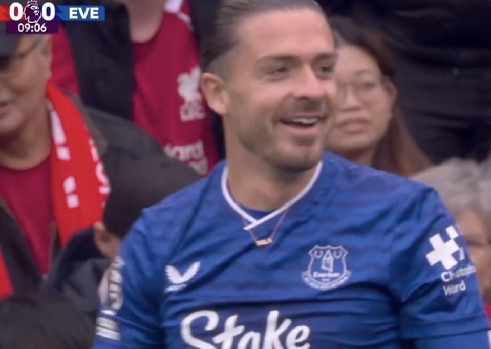 Grealish jugando con una cadena 🚬