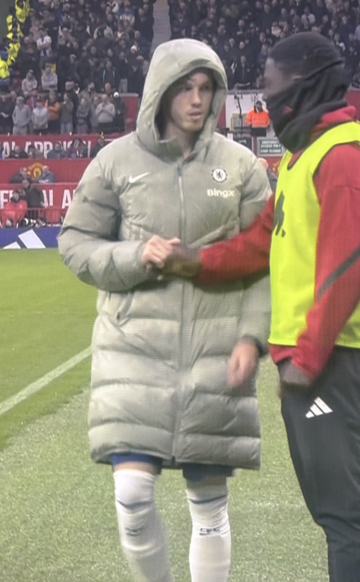 septimusajprime's tweet image. palmer and mainoo look like they’ve just done a drug deal 😭😭