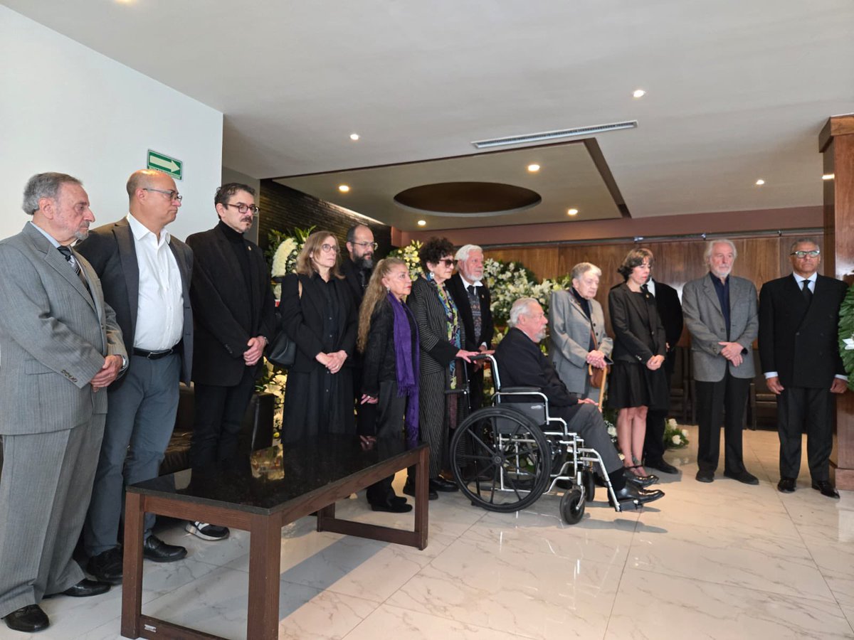 Miembros de la Academia Mexicana de la Lengua hacen una guardia de honor a Julieta Fierro, querida colega y académica de número de la corporación.