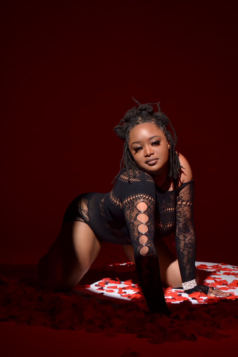 minapooh143's tweet photo. your favorite introverted muse. 🥀  #brownskingirls https://t.co/0T0025LPkb