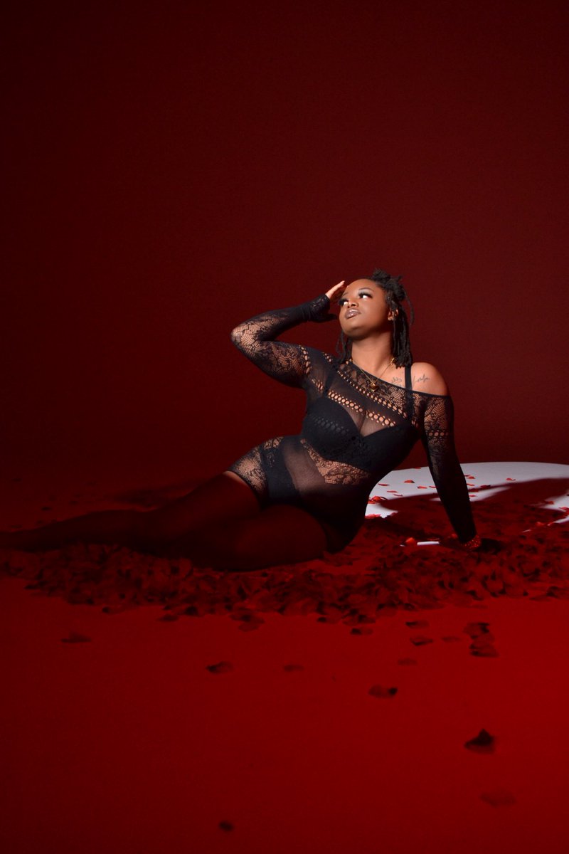 minapooh143's tweet photo. your favorite introverted muse. 🥀  #brownskingirls https://t.co/0T0025LPkb