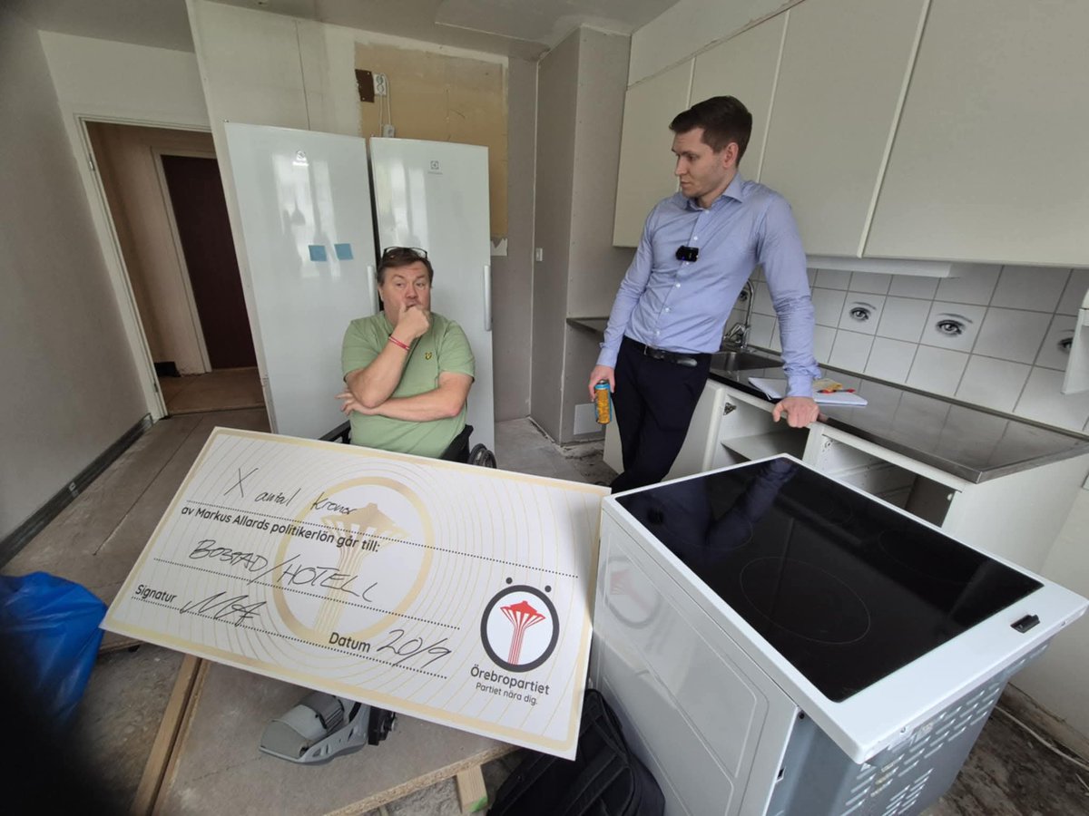 Klockan 07:50 imorse blev jag kontaktad av rullstolsburna Peter, hyresgäst i vårt kommunala bostadsbolag Örebro Bostäder (ÖBO).

Peter bor sedan slutet av juli i ett tillstånd som inte kan beskrivas som annat än misär.

I slutet av juli gick en av stammarna i hyreshuset läck.