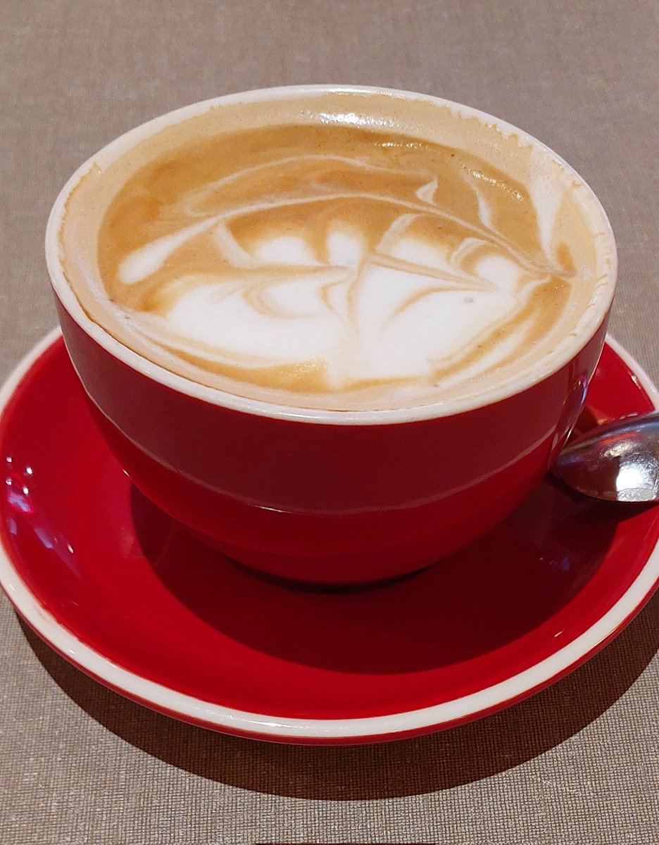 Café con leche recocida de cabra sobre fondo rojo.