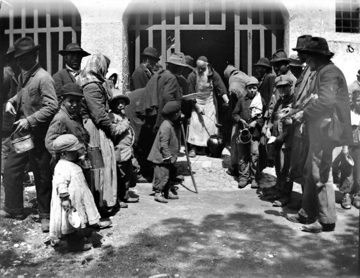 Frascati, Roma, Itàlia, 1900 - 1904. "Repartiment de menjar als pobres". 
📷 Baldomer Gili Roig
Llegat Dolors Moros
Font: Museu d'Art Jaume Morera, Lleida.