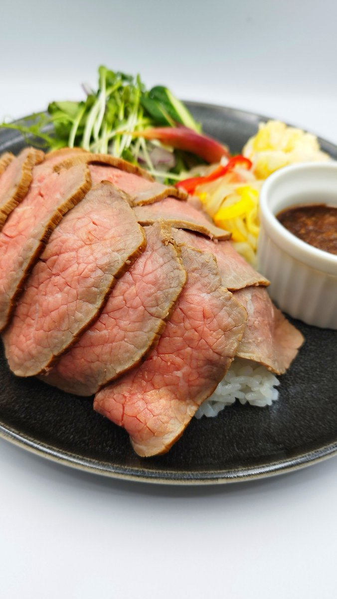 TareLabo's tweet image. 写真だけはたくさん撮りました。
これから編集します

ランプのローストビーフプレート　　1000円