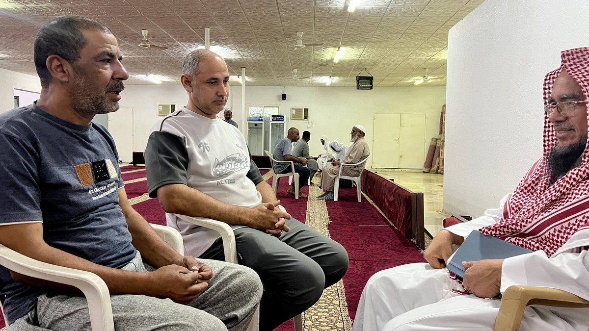 tahfizliya's tweet photo. ضمن إطار الشراكة الفعالة بين جمعية تحفيظ القرآن الكريم بوادي ليّه وجمعية الدعوة والإرشاد وتوعية الجاليات بالسر، نُفذ مساء الجمعة ١٤٤٧/٣/٢٧ هـ برنامجٌ لتصحيح التلاوة للجاليات غير الناطقين باللغة العربية بمسجدين في حي السر؛ حيث استفاد منه نحو ١٠٨ مستفيد من مختلف الجنسيات. https://t.co/35pPs9jy3t