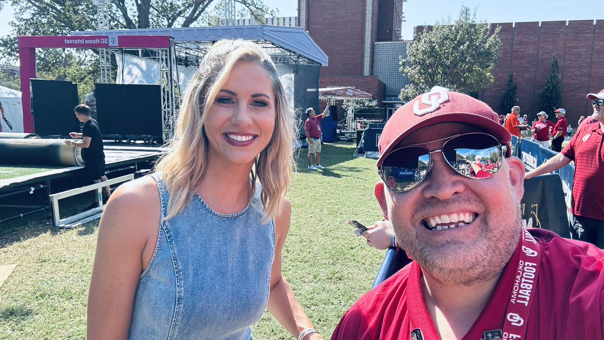 TheHypeManHarry's tweet photo. @andystaples ok Andy where you at #Stapleman met @LauraRutledge now it’s your turn https://t.co/y1vDKk4Fup