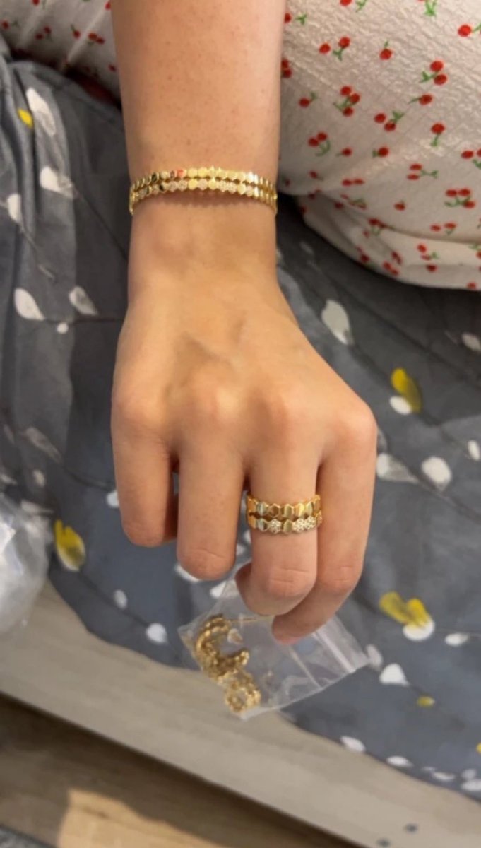 بنات ما اكذب طلعت مع صديقتي وكانت لابسه نفس هذا حسبته ذهب وقلت لها من فين طلبتيه وعيار كم ضحكت وقالت من شي ان صدمتننننننننني 🤯😭
لمعته ولونه يهبلووووون بس ترى ينفع للي يدينهم نحيفة او وسط