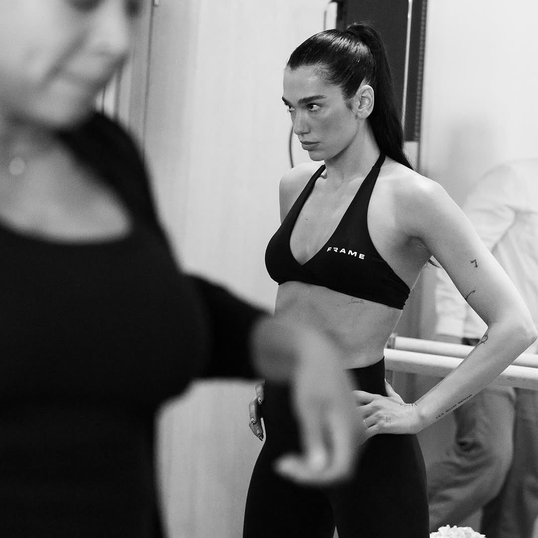 DUALIPA's tweet image. What an incredible turnout yesterday for our Frame Reformer event in NYC 🖤 2 b2b matt pilates classes with my partner in crime Melissa !!! To say i&apos;ve woken up a liiiiiil sore is an understatement! So happy so proud and feeling so strong!!!