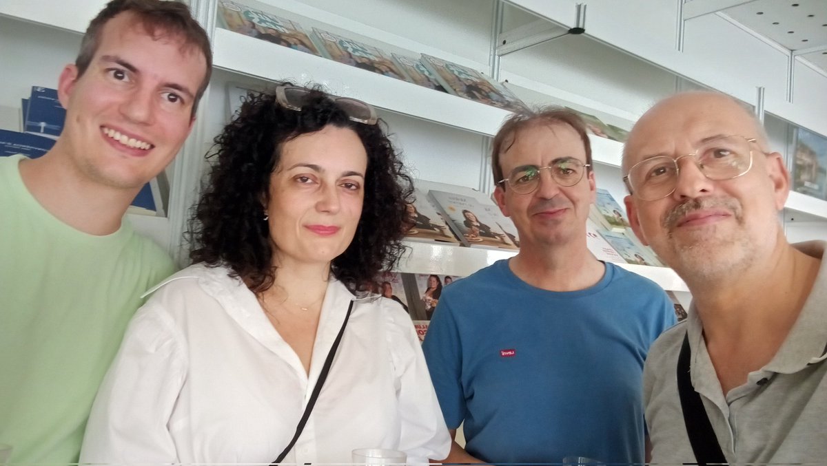 Durant la Setmana del llibre en Català. Feliç entre amics.