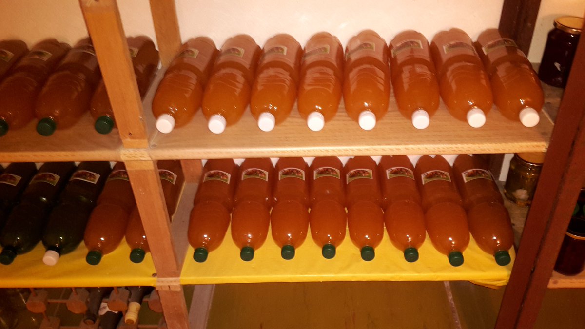 Aqvarius1's tweet photo. 8 beden jablek (120 kg)
=>
2 bedny odpadu
65l prvotřídního moštu https://t.co/kqAQOmgQHZ