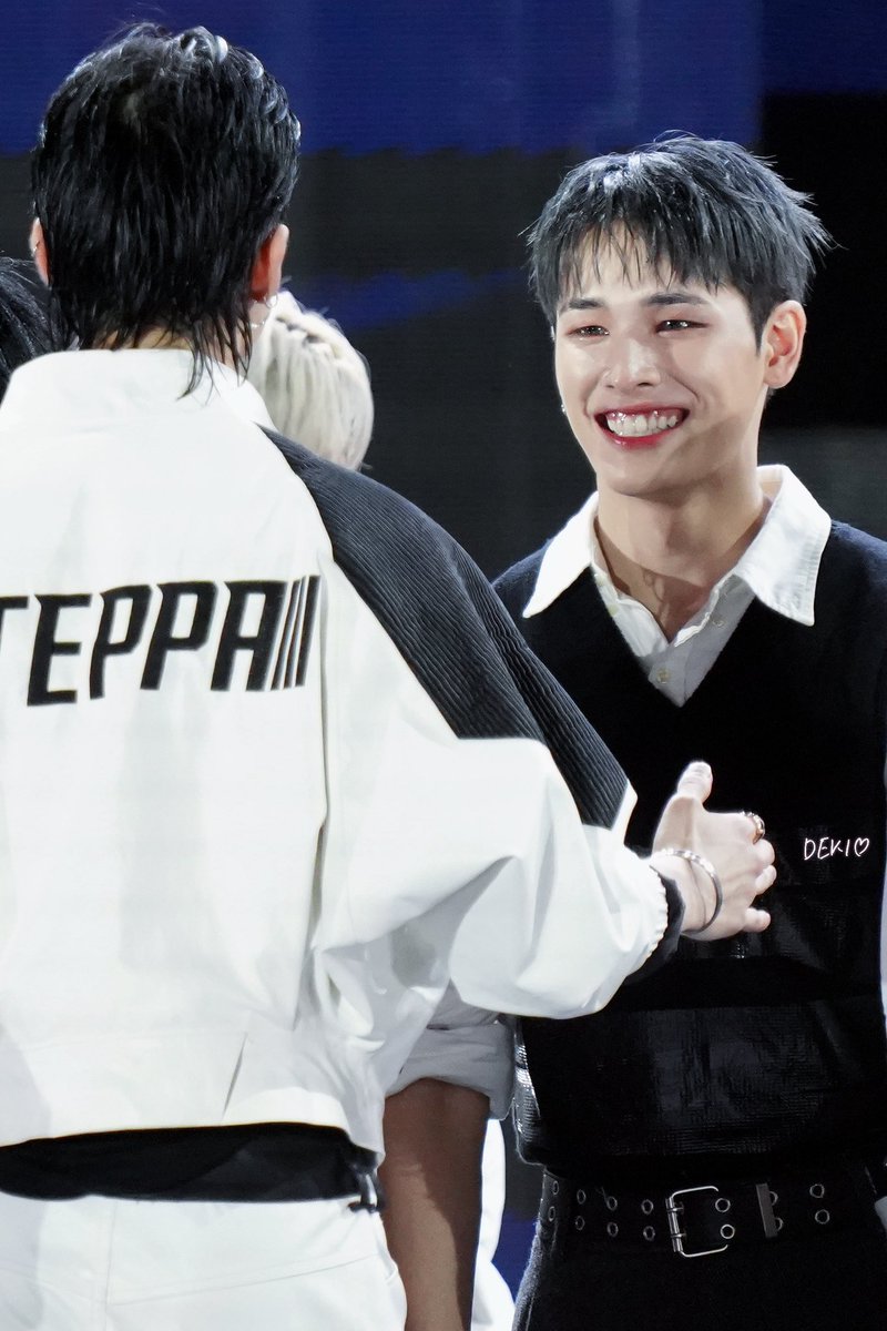ํ๋นต (@havenfiim) on Twitter photo the way nexzโs haru was smiling so widely when him and hyunjin were greeting each other awwww ๐ฅน the way nexzโs haru was smiling so widely when him and hyunjin were greeting each other awwww ๐ฅน