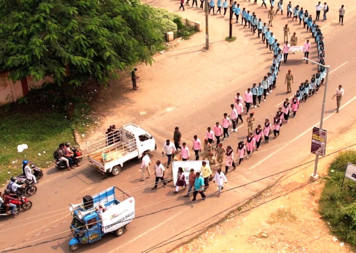 DistAdmKeonjhar's tweet photo. କେନ୍ଦୁଝର ଜିଲ୍ଲାର ବିଭିନ୍ନ ପ୍ରାନ୍ତରେ ‘ସ୍ୱଚ୍ଛତା ହିଁ ସେବା’ ଅଭିଯାନରେ ସଚେତନତା ଓ ସାମୁହିକ ସଫେଇ ଆଦି କରାଯାଉଛି। ‘ସ୍ୱଚ୍ଛ ଉତ୍ସବ’ରେ ଜନତାଙ୍କ ସ୍ବତଃ ଯୋଗଦାନ କାର୍ଯ୍ୟକ୍ରମକୁ ସଫଳତା ଆଣି ଦେଉଛି। @CMO_Odisha @IPR_Odisha  #SwachhaSundarAmaKendujhar https://t.co/H2CdWQZ5PK
