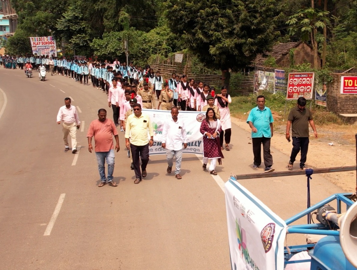 DistAdmKeonjhar's tweet photo. କେନ୍ଦୁଝର ଜିଲ୍ଲାର ବିଭିନ୍ନ ପ୍ରାନ୍ତରେ ‘ସ୍ୱଚ୍ଛତା ହିଁ ସେବା’ ଅଭିଯାନରେ ସଚେତନତା ଓ ସାମୁହିକ ସଫେଇ ଆଦି କରାଯାଉଛି। ‘ସ୍ୱଚ୍ଛ ଉତ୍ସବ’ରେ ଜନତାଙ୍କ ସ୍ବତଃ ଯୋଗଦାନ କାର୍ଯ୍ୟକ୍ରମକୁ ସଫଳତା ଆଣି ଦେଉଛି। @CMO_Odisha @IPR_Odisha  #SwachhaSundarAmaKendujhar https://t.co/H2CdWQZ5PK
