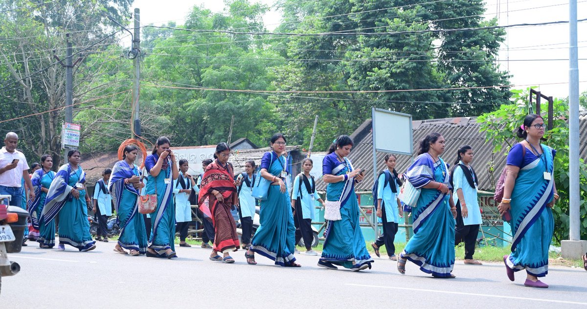 DistAdmKeonjhar's tweet photo. କେନ୍ଦୁଝର ଜିଲ୍ଲାର ବିଭିନ୍ନ ପ୍ରାନ୍ତରେ ‘ସ୍ୱଚ୍ଛତା ହିଁ ସେବା’ ଅଭିଯାନରେ ସଚେତନତା ଓ ସାମୁହିକ ସଫେଇ ଆଦି କରାଯାଉଛି। ‘ସ୍ୱଚ୍ଛ ଉତ୍ସବ’ରେ ଜନତାଙ୍କ ସ୍ବତଃ ଯୋଗଦାନ କାର୍ଯ୍ୟକ୍ରମକୁ ସଫଳତା ଆଣି ଦେଉଛି। @CMO_Odisha @IPR_Odisha  #SwachhaSundarAmaKendujhar https://t.co/H2CdWQZ5PK