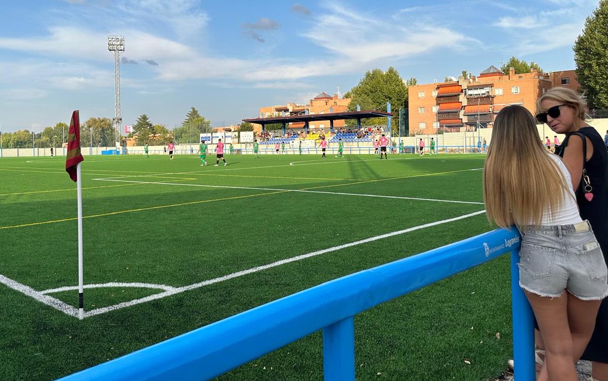 ⚽️ La Concejala de #ULEG <a href="/VirginiaULEG/">𝚅𝚒𝚛𝚐𝚒𝚗𝚒𝚊 𝙱𝚎𝚗𝚒𝚝𝚘</a> junto al compañero <a href="/Carlos_Aranzana/">Carlos Aranzana</a> han asistido a ver el partido entre <a href="/efcdfortuna/">CD FORTUNA</a> y el <a href="/CDCandilLeganes/">CD Candil Leganés</a>.
#Uleg siempre apoyando el deporte local!