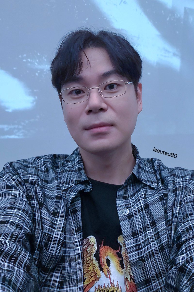 250920 SHADOWS 사인회

눈알안경 재경의 재림이다...
근데 옛날이랑 다르게 잘어울림... 완전 아저씨같고... 똑똑해보이고... 본인도 쓰더니 공부해야할거같다함ㅋㅋ