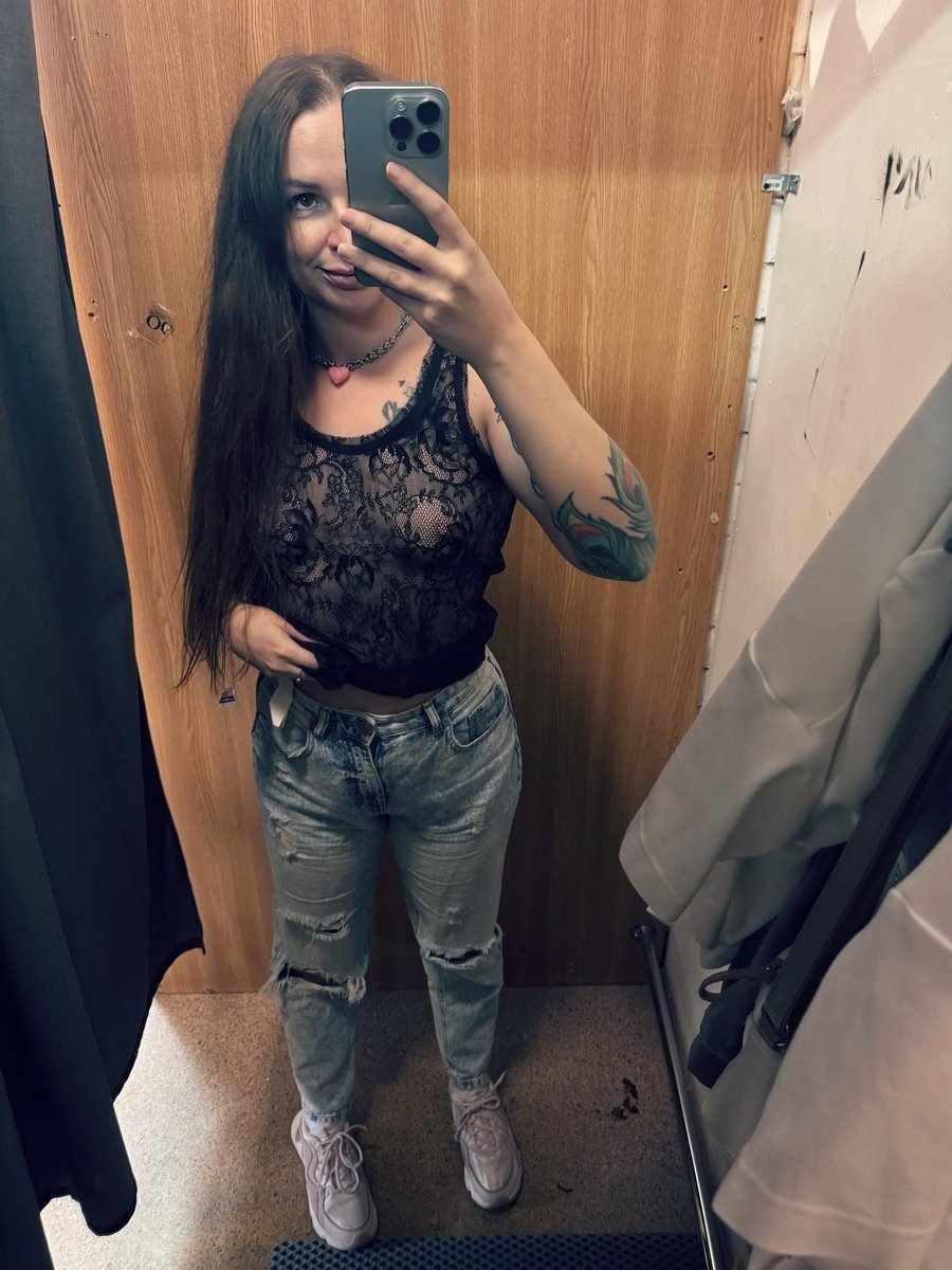 Кто насрал в примерочной?🫨