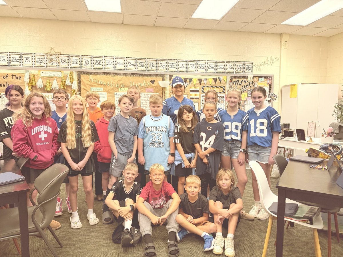 MrsReffett's tweet photo. Our class showed so much school spirit this week!🥰💚🤍🐅🐾#FABulousinFourth https://t.co/k2IiN7PpYk