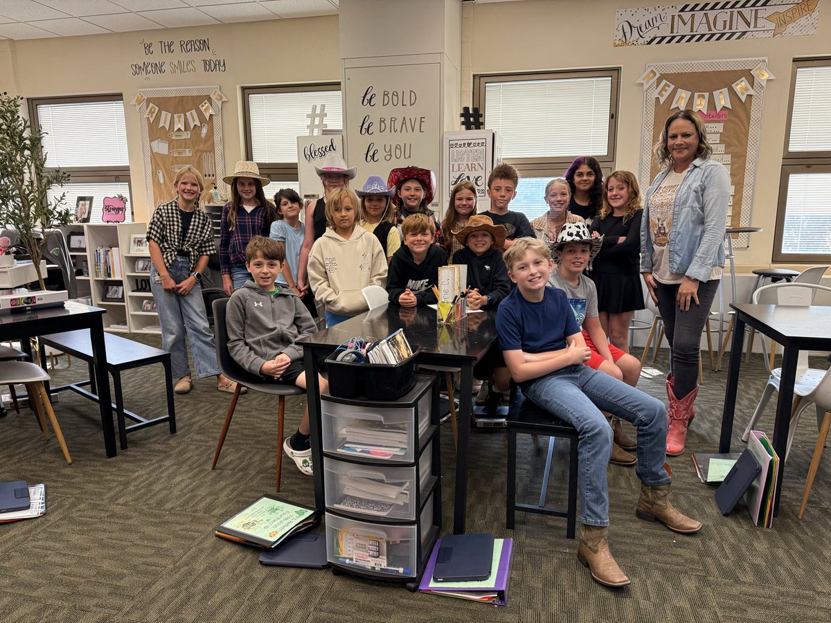 MrsReffett's tweet photo. Our class showed so much school spirit this week!🥰💚🤍🐅🐾#FABulousinFourth https://t.co/k2IiN7PpYk
