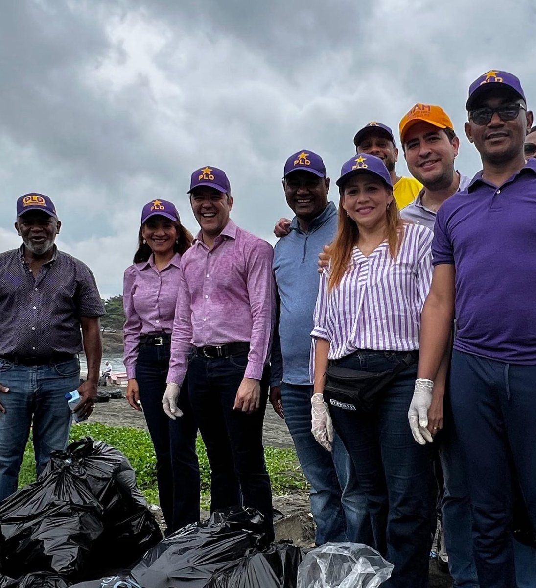Agradezco a los compañeros del Comité Político, <a href="/ZoraimaCuello/">Zoraima Cuello</a> y <a href="/ParedesMelanio/">Melanio Paredes</a> así como a nuestros regidores, por acompañarnos hoy en la jornada de limpieza de playas en el Distrito Nacional. Juntos seguimos demostrando el compromiso del <a href="/PLDenlinea/">PLD</a> con el país. 

💜🌎