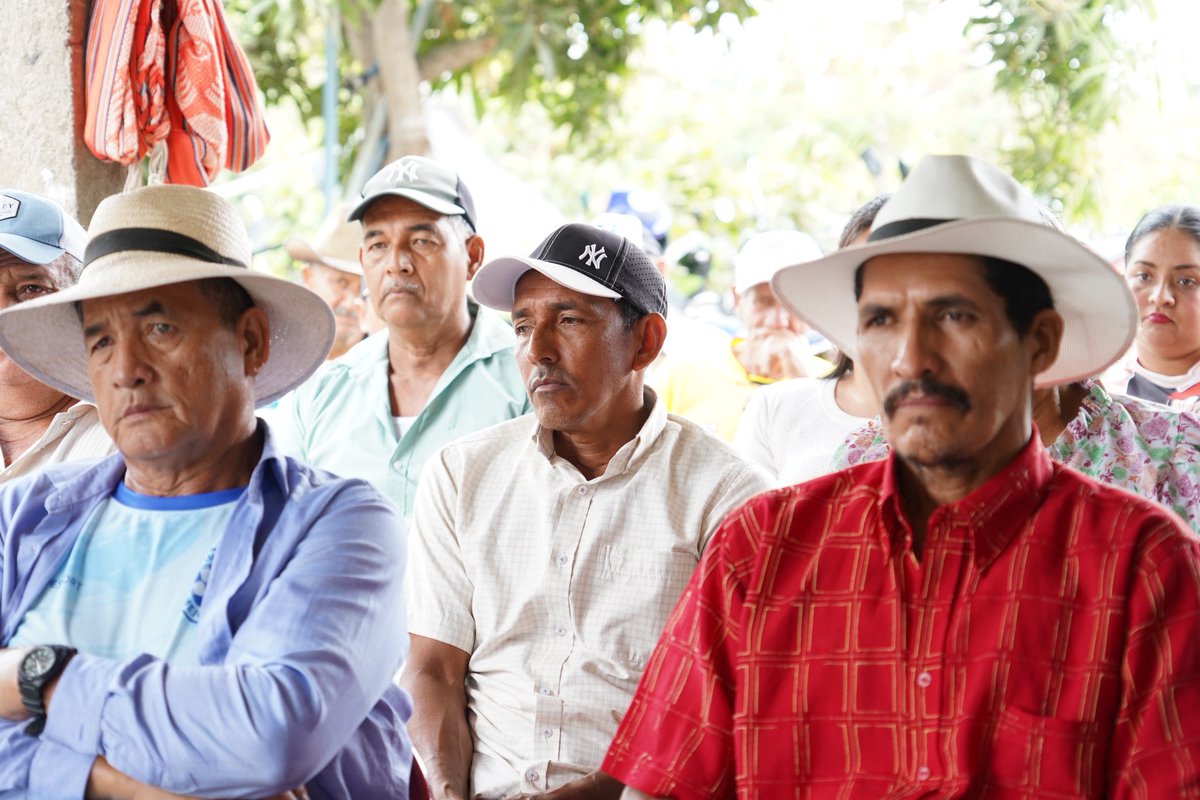 Agricultura_CZ5's tweet photo. #LosRíos |Nos reunimos con más de 60 agricultores de la Asociación “Sin Fronteras”, sector San Juan de Abajo 1, cantón Vinces, a quienes socializamos:
✅ Bono raíces
✅ Paquetes tecnológicos
✅ Crédito 7x7 
✅ Componente 10
✅ Normativas de registro de EUDR
#ElNuevoEcuadorImpulsa https://t.co/Lj50ShTFX1