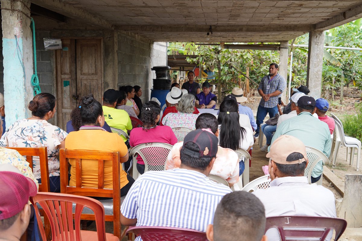 Agricultura_CZ5's tweet photo. #LosRíos |Nos reunimos con más de 60 agricultores de la Asociación “Sin Fronteras”, sector San Juan de Abajo 1, cantón Vinces, a quienes socializamos:
✅ Bono raíces
✅ Paquetes tecnológicos
✅ Crédito 7x7 
✅ Componente 10
✅ Normativas de registro de EUDR
#ElNuevoEcuadorImpulsa https://t.co/Lj50ShTFX1