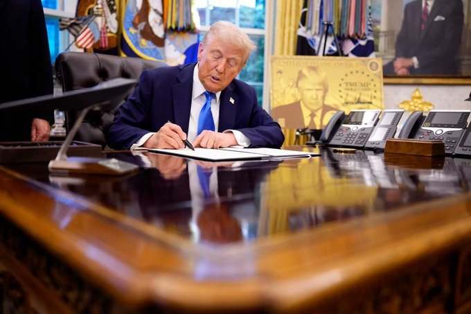 KevinKlein_de's tweet photo. 🚨📷 TRUMP LÖST 100.000-DOLLAR-VISUM-BOMBE

Die großen Technologieunternehmen haben gerade die Unternehmensversion einer roten Warnung herausgegeben: Bleiben Sie in den USA, sonst riskieren Sie, ausgesperrt zu werden.  

Warum? Trumps neue Executive Order sieht für jeden H-1B-Antrag oder jede Verlängerung eine Gebühr von 100.000 Dollar vor. Gültig ab morgen. Mitternacht. Keine Schonfrist.  

Amazons HR-Portal schrie förmlich: Wenn du hier bist, geh nicht. Wenn du draußen bist, komm wieder rein, bevor die Tür zuschlägt. 

Microsoft, Meta und JPMorgan geraten in Panik.  Das bedeutet, dass Zehntausende im Ausland geborene Ingenieure, Entwickler und Quanteningenieure – Leute, die AWS entwickeln, Ihre Apps programmieren, die Algorithmen der Wall Street ausführen – einfach aufgefordert wurden, ihre Sachen zu packen und zu beten.  

Es handelt sich nicht nur um eine Gebührenerhöhung. Es ist eine als Politik getarnte Reisesperre. Frist verpasst?  Sie sitzen im Ausland fest, es sei denn, Ihr Arbeitgeber zahlt einen sechsstelligen Betrag pro Kopf.  

Die offizielle Interpretation: Nur „sehr wertvolle“ Mitarbeiter sollten bleiben. Mit anderen Worten: Wenn Sie Ihrem Unternehmen kein großes Geld wert sind, sind Sie entbehrlich.  

Die globale Talentpipeline? Steht kurz vor dem Zusammenbruch. 

Quelle: Business Insider