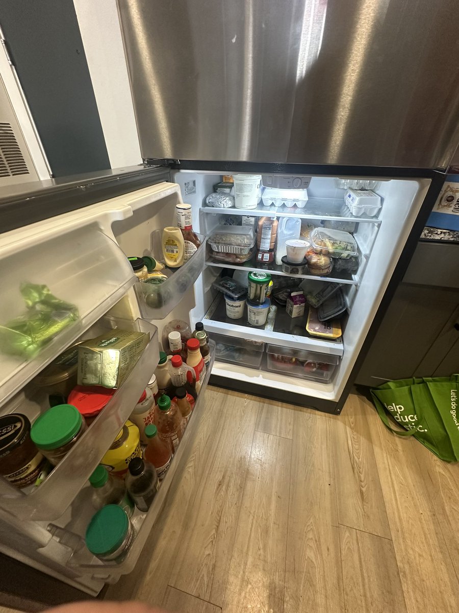 JJettasForeSkin's tweet photo. Rate my fridge #Sendyyyy https://t.co/Smpf0Zk5P1