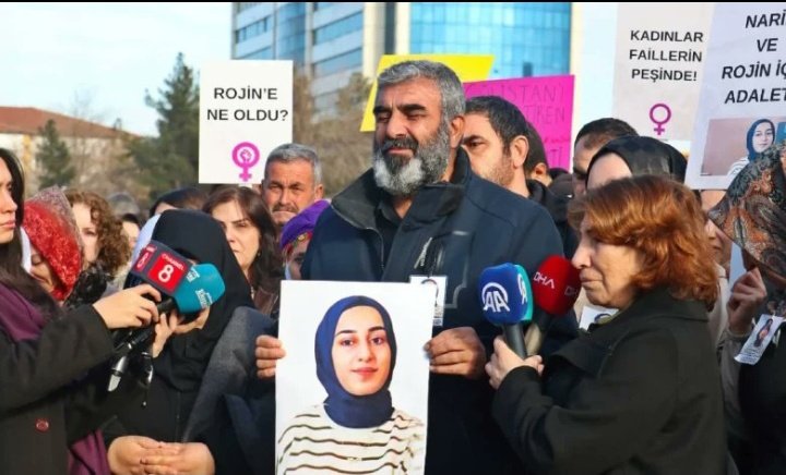 Acının ilmek ilmek işlendiği bir fotoğraf.
Aylardır adalet arıyoruz çalmadık kapı kalmadı sesimizi duyurmak için sizin desteğinize ihtiyacımız var.
#RojineSesOluyorum