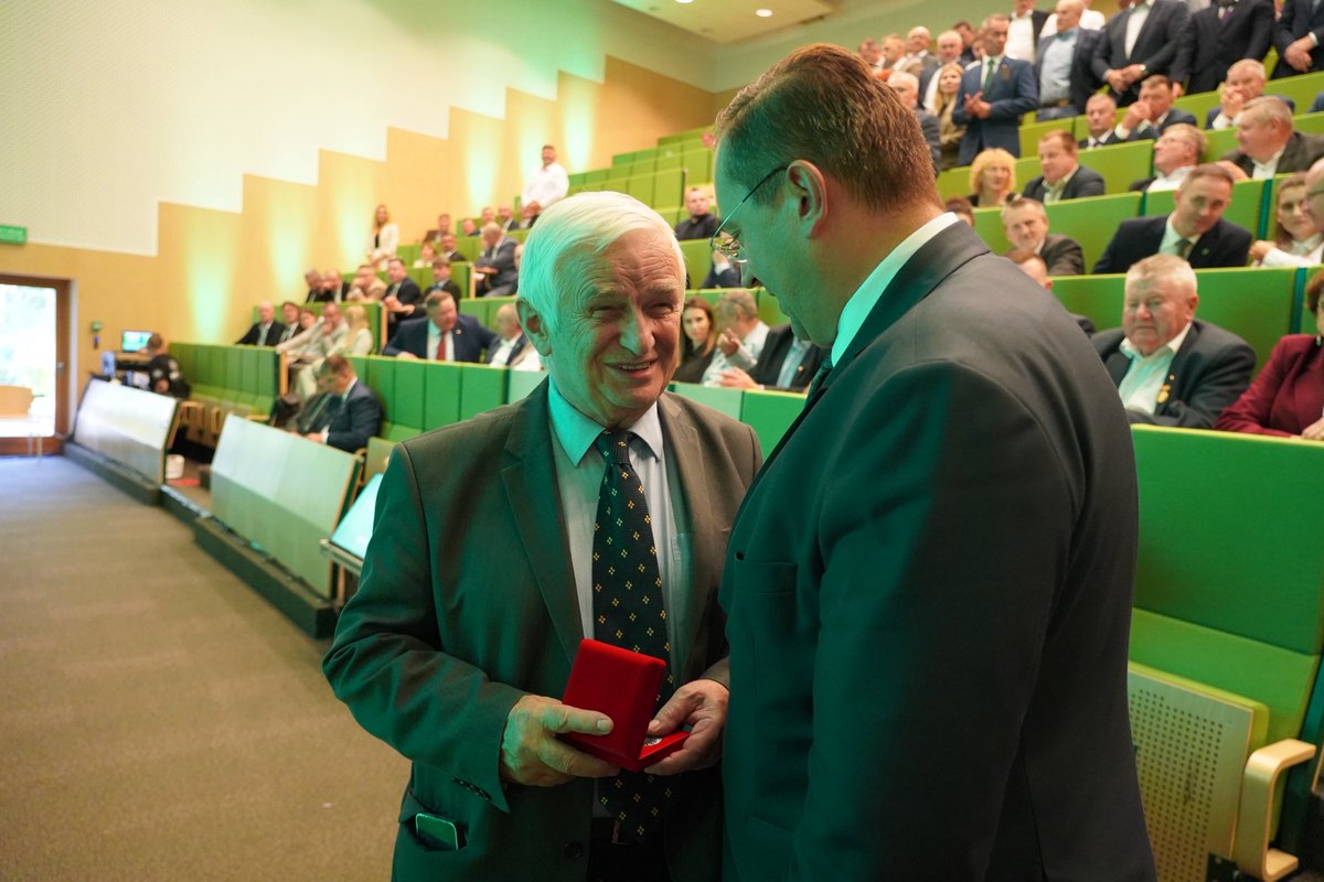 VII Zjazd Delegatów PSL Podlaskiego już za nami. Dziękuję za ogromne zaufanie i jednogłośny wybór na kolejną kadencję. 💚 To dla mnie zaszczyt i zobowiązanie.

Przed nami wiele wyzwań – od bezpieczeństwa żywnościowego i energetycznego, po rozwój naszych małych ojczyzn. Dlatego