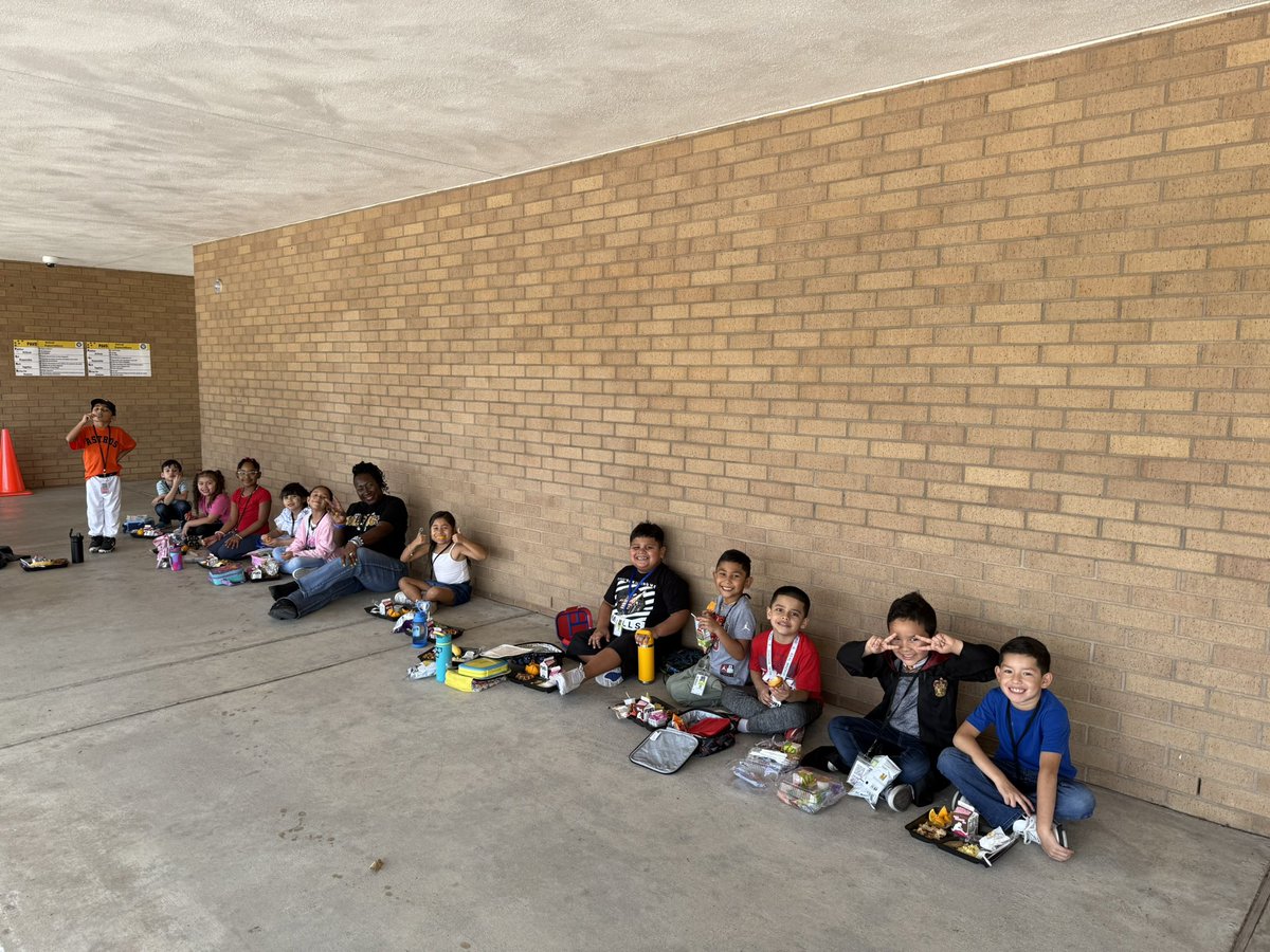 A_Hart73's tweet image. &quot;Had an amazing lunch with the top students @BlackES_AISD who earned the most #Bulldog badges last month! 🎉 Proud of their hard work and dedication!”🐶💪 #StudentSuccess #CelebratingAchievements @nparedes2000